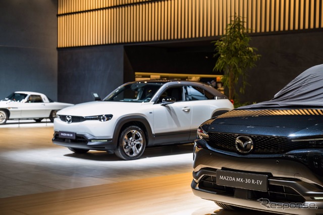 ブリュッセルモーターショー2023にて初公開された、マツダ MX-30 e-SKYACTIV R-EV(欧州仕様)