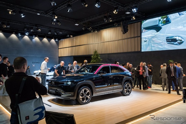 ブリュッセルモーターショー2023にて初公開された、マツダ MX-30 e-SKYACTIV R-EV(欧州仕様)