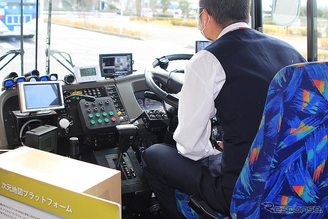 埼玉工業大学の自動運転バスを操る京成バスのドライバー(千葉・幕張新都心 1月22日)