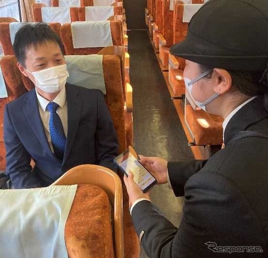 スマートフォンの導入イメージ。車内での乗換え案内などにも迅速に対応するとしている。