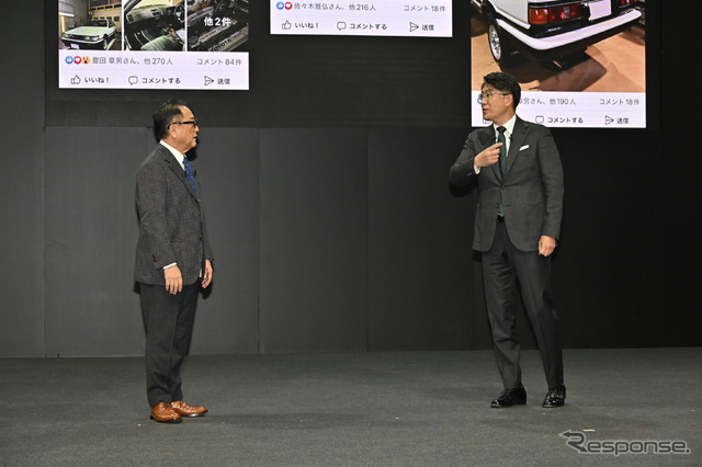 東京オートサロン2023、壇上プレゼンターを交代する豊田・現社長と佐藤・時期社長