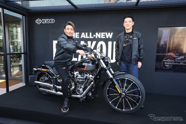 元K-1世界王者の魔裟斗(左)とハーレーダビッドソンジャパンの野田一夫代表取締役社社長(右)