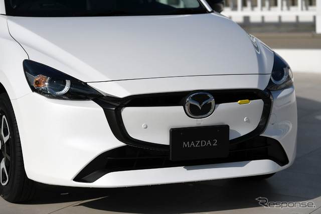 マツダ2 15 BD(スノーフレイクホワイトパールマイカ)