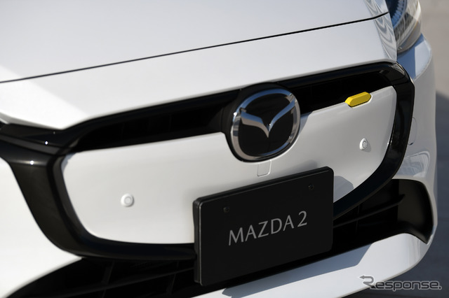 マツダ2 15 BD(スノーフレイクホワイトパールマイカ)