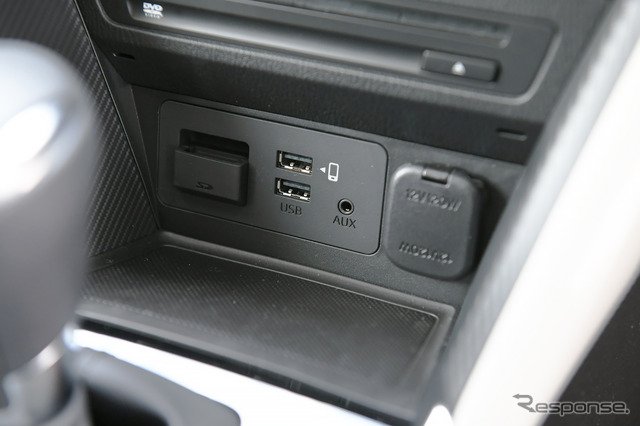 マツダ2 15 BD(スノーフレイクホワイトパールマイカ)