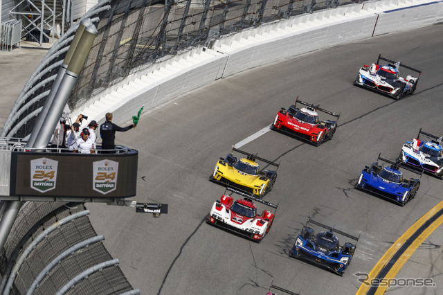 LMDh規定マシンたち。写真の先頭2台はポルシェ(向かって左)とアキュラ。以下、キャデラック勢3台にBMW勢2台。
