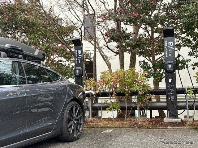 箱根仙石原プリンスホテルに設置された環境色対応のエネチェンジEV充電器