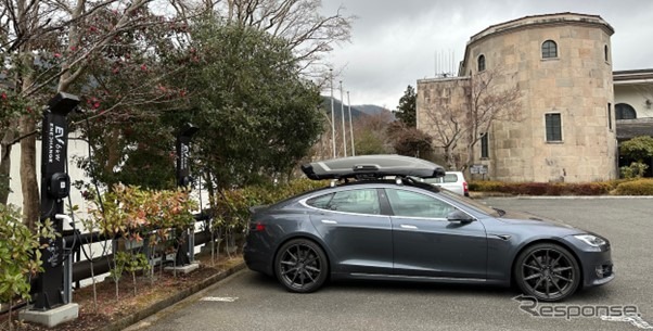 箱根仙石原プリンスホテルに設置された環境色対応のエネチェンジEV充電器