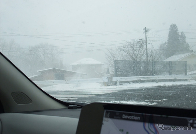 雪が強まってきた。気温は氷点下であっという間に積もるだろう。