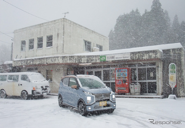 福島～新潟県境から20kmほどの磐越西線三川駅に着く頃にはもうすっぽり銀世界に。日本海側は雪雲が押し寄せた時の降雪のペースが速い。