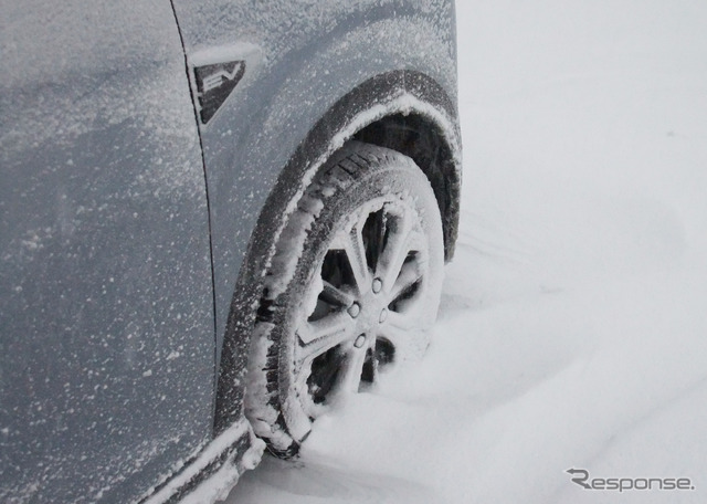 15分くらい経過してふと見るともうタイヤが地吹雪で埋まりはじめていて少々緊張が走った。30分経過時にはグラウンドクリアランスがほとんどない状態に。