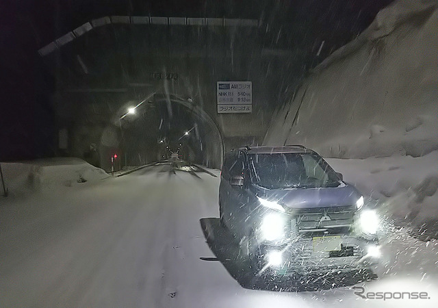 真夜中の国道113号線で山形内陸に向かう。写真ではわかりにくいが結構吹雪いていた。