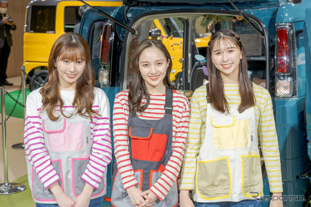 ブースに登場した佐々木彩夏さん、百田佳菜子さん、玉井詩織さん(左から。東京オートサロン2023)