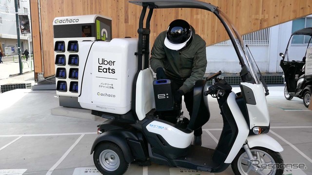 バッテリー交換の手順(1)シートを上げてバッテリーを取り出す
