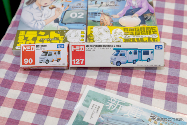テントむしはトミカになっている。テントむし&コロのトミカは、トミカ担当者がテントむしのトミカを届けに来たとき、店先に展示されているのを見て、こちらも採用したいとリクエストされ商品化が決定した。