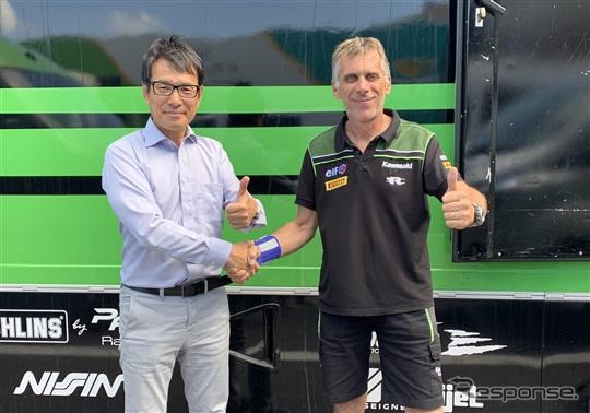 鶴田竜二新監督(向かって左)とジル・スタフラ前監督