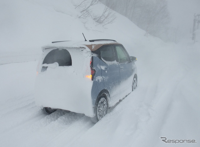 月山界隈でサブルートを探検の図。前輪駆動車で新雪をかき分けながら進むくらいの駆動力を発揮できたのは驚きでしかなかった。