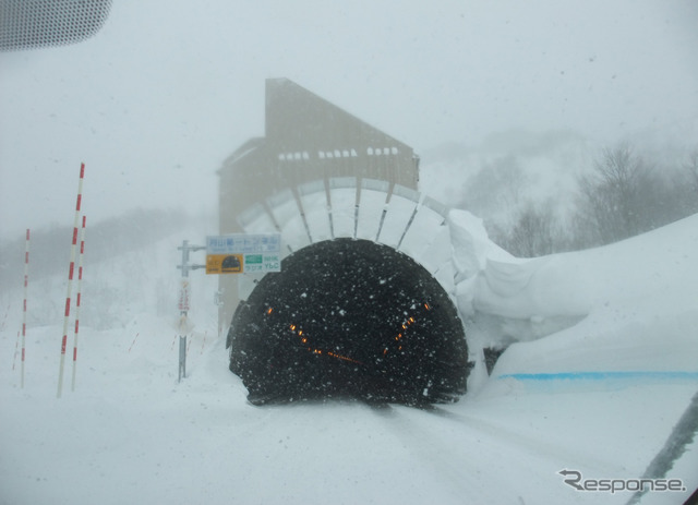 月山トンネルが見えてきた。庄内と山形を結ぶこのトンネル群もそろそろ開通50周年を迎えるという。