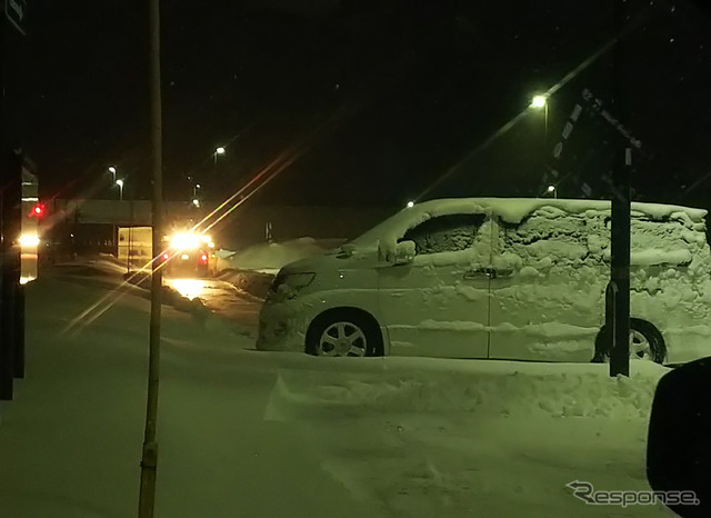 雪原と化していた駐車場があっという間に復活していく。除雪車どんだけパワフルなんだと感心。