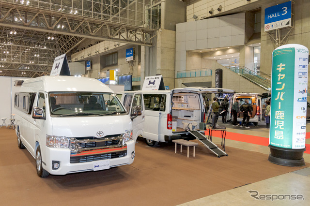 キャンパー鹿児島のブースにはペット対応のキャンピングカーを展示。