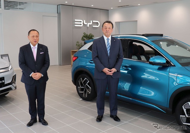 1号店内覧会:右:BYDオートジャパン 東福厚樹代表取締役社長。左:アクセル 岡本二久代表取締役社長
