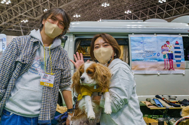 海岸沿いの町を巡る“夫婦と犬の3人家族”