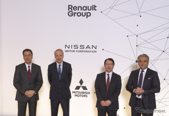 左から日産自動車の内田誠社長兼CEO、ルノーのジャンドミニク・スナール会長、三菱自動車工業の加藤隆雄社長兼CEO、ルノーのルカ・デメオCEO
