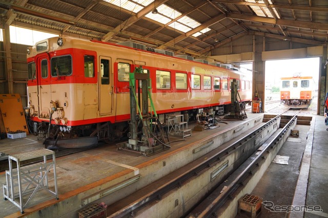 大多喜駅検修庫内のキハ28 2346。今後は後ろのキハ52 125が国鉄型気動車として残る。