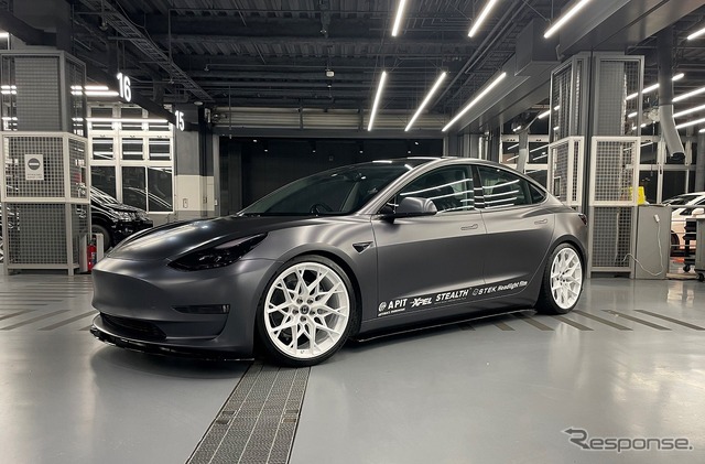 A PITオートバックス東雲のデモカー「Tesla Model 3」