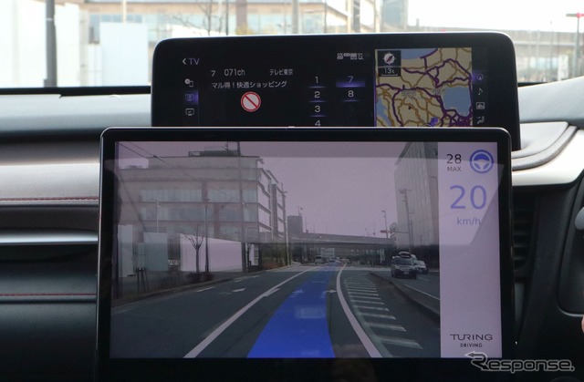 AIによるL2運転支援がオンになると進路探索したコースが青色に表示される
