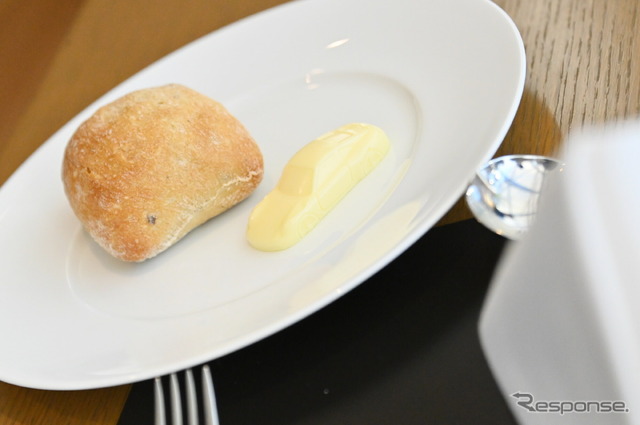 バターがポルシェの形! 「もったいない~」と言いつつパンにつけて美味しくいただいた