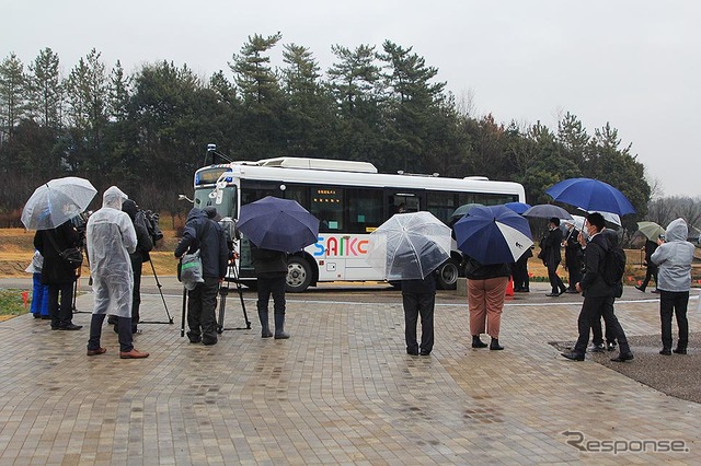 初日はみぞれ混じりの冷たい雨