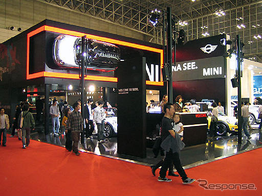 ディーラーの壁をMINIが走る？…宝塚　3月2日から