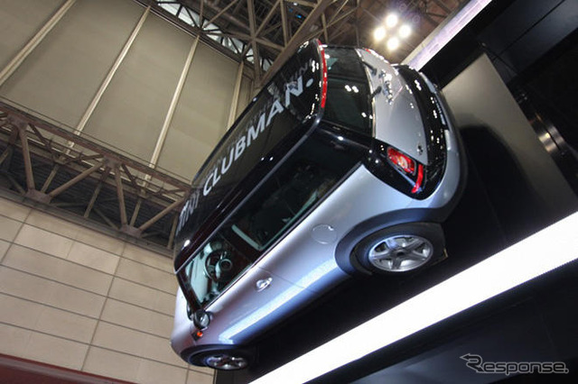 ディーラーの壁をMINIが走る？…宝塚　3月2日から