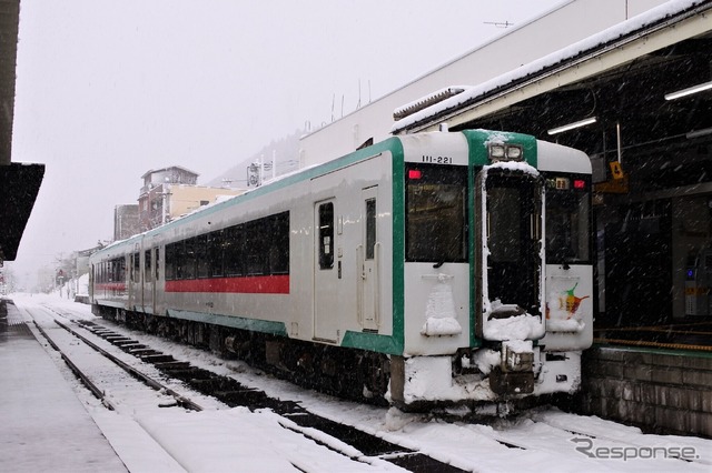 陸羽東線鳴子温泉駅のキハ110系気動車。宮城県と山形県の県境を越える同駅と最上駅との間はJR東日本の路線で輸送密度、営業係数ともにワースト1となっている。