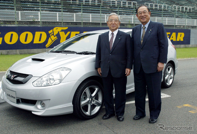 豊田章一郎名誉会長（向かって左、2002年）