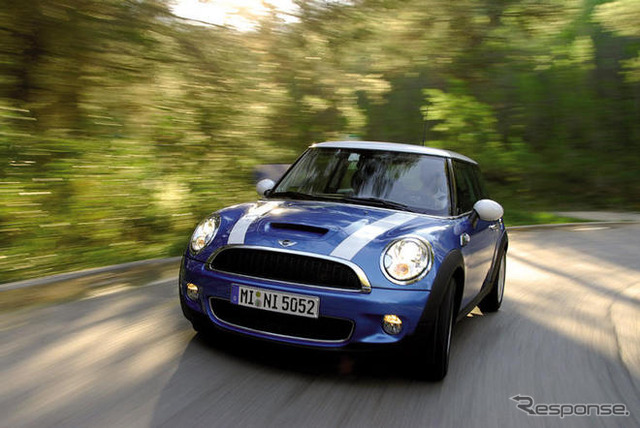 MINI 50台、東京都心を走る…ブランド生誕50周年記念