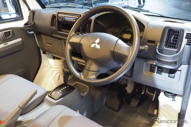 ミニキャブ・モーブの運転席周り。日本仕様との違いはないようだ