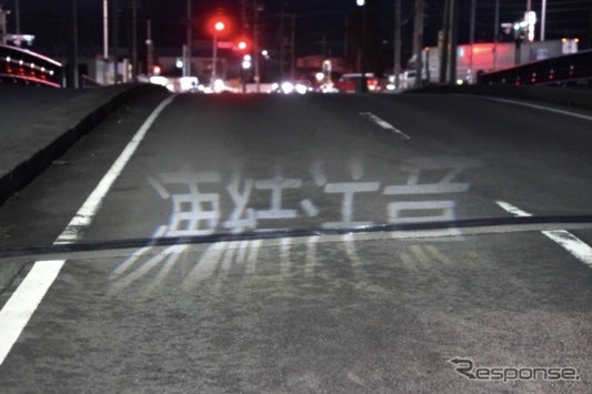 スマート道路灯で路面に「凍結注意」という文字を描画