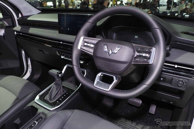 『アルヴェス』の運転席周り。コンパクトSUVとは思えない質感の高さが伝わってくる