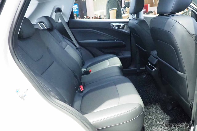 コンパクトSUV『アルヴェス』。後席にもエアコンの吹き出し口を備えた