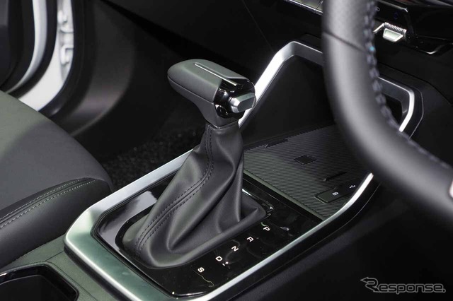 トランスミッションは6MTかCVT(写真)が選べる