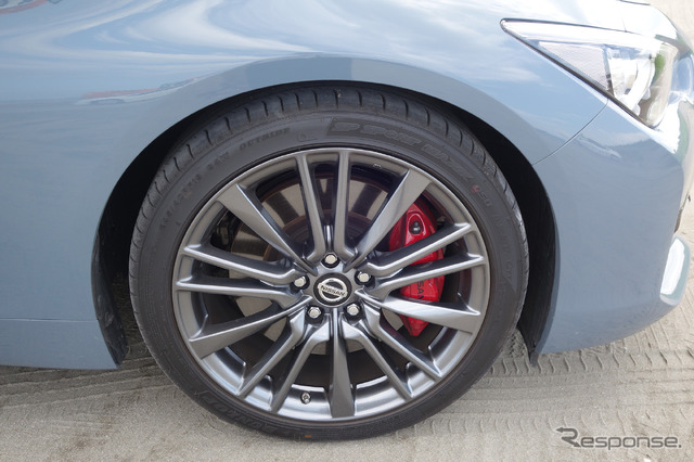 タイヤは245/40R19サイズのダンロップ「SP SPORT MAXX 050」。