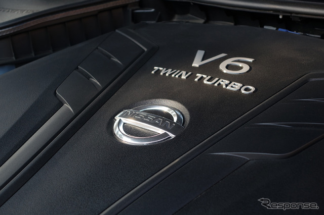 エンジンカバーにはV6 TWIN TURBOのロゴが。
