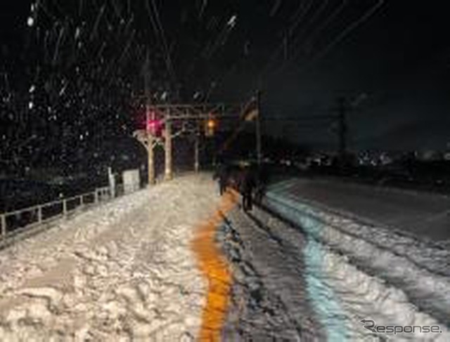 避難誘導路の状況。列車は狭隘な場所に停車し、小移動などを行なえなかったことから、今後は駅間停車の対応訓練を行なうとともに、最適ルートを選択できるよう、既存の避難誘導マップを改良するとしている。
