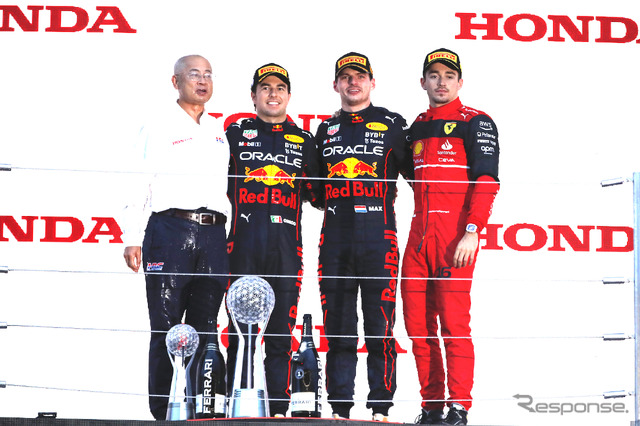 2022年F1日本GPの表彰台。左から浅木氏、2位ペレス、優勝フェルスタッペン、3位ルクレール。