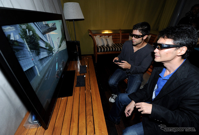 2010年、メルセデスベンツSLSがGT5に登場したことを祝うイベント(米ビヴァリーヒルズ)での山内氏(向かって右)