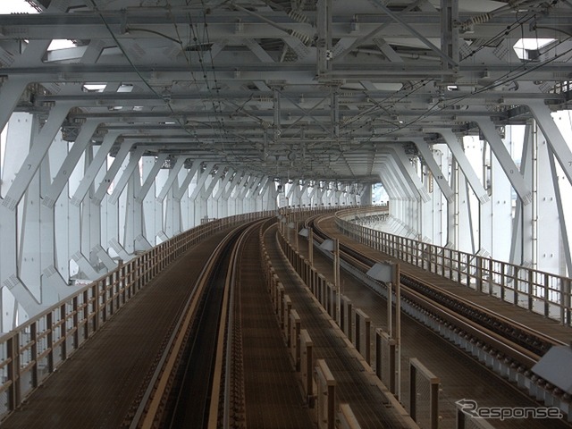 本州の岡山県と四国の香川県を結んでいる瀬戸大橋こと本四連絡橋の鉄道部分。場所柄、参加に際しては「高所及び閉所恐怖症の方はご遠慮ください」「転落の恐れがあるため、絶対に身を乗り出さないでください」とアナウンスされている。雨天や強風時は中止される場合がある。