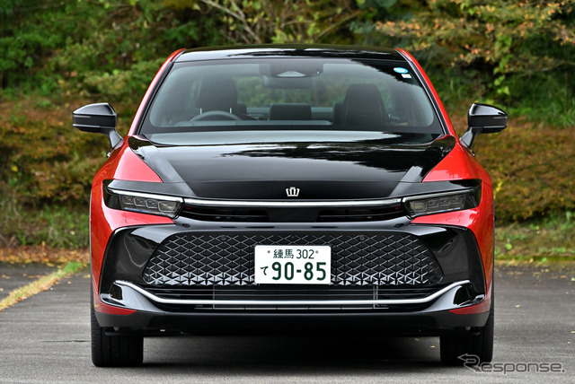 トヨタ クラウンのフロントマスク。グリルが一体化したハンマーヘッドを採用している