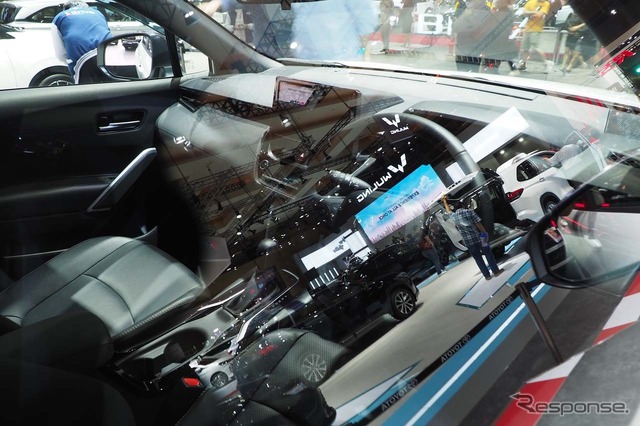 コンパクトSUV『カローラクロスGR スポーツ』。ドアはロックされており、インテリアはガラス越しでしか確認できなかった